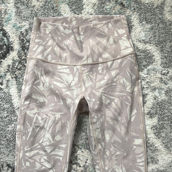 Lululemon Wunder Under High Rise Leggings in Shadow Leaf Light Ivory Muse - Picture 2 of 7